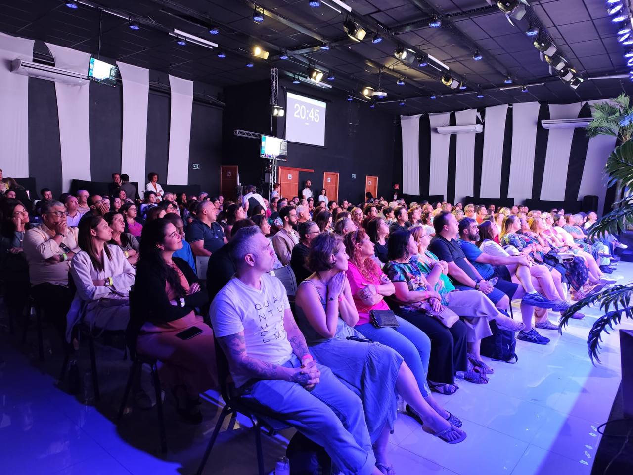 Auditório cheio em evento no Estúdio Lyouman