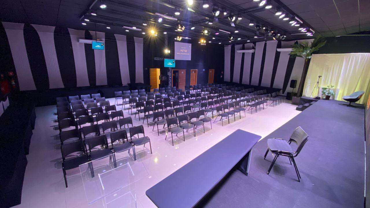 Layout auditório com palco e plateia