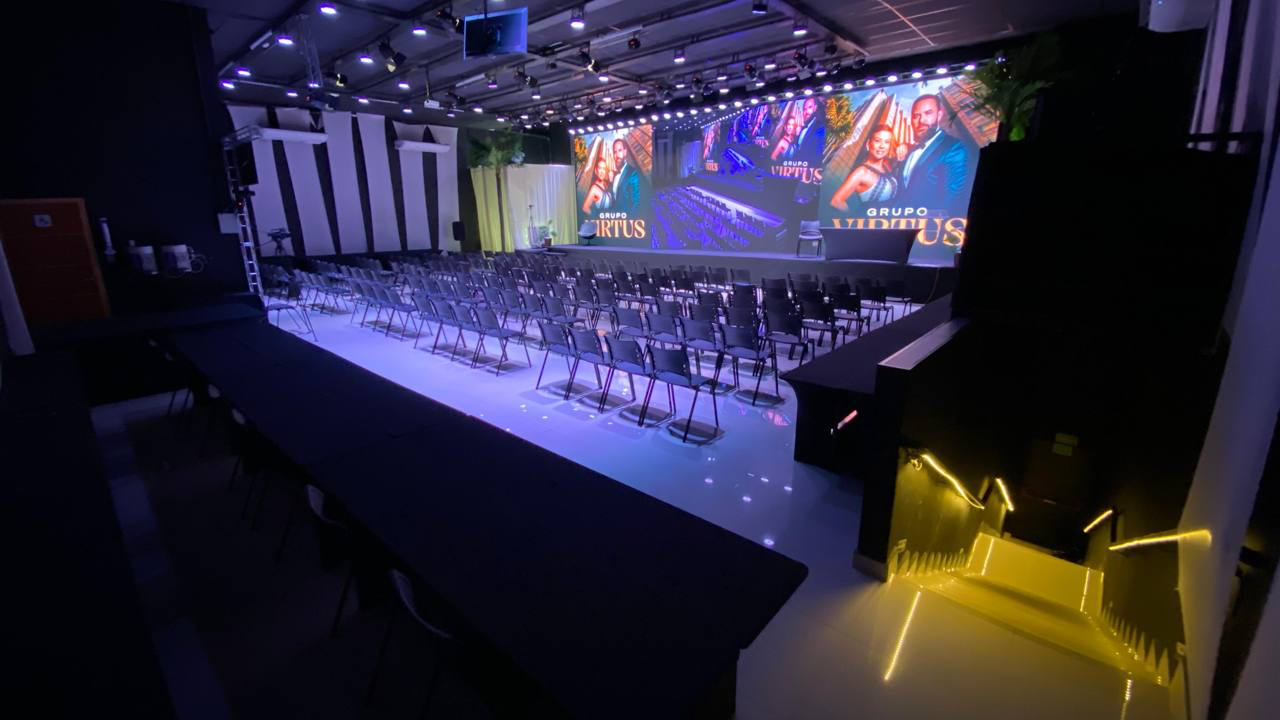 Layout auditório com plateia completa