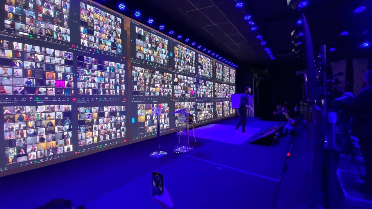 Painel LED em evento de lançamento